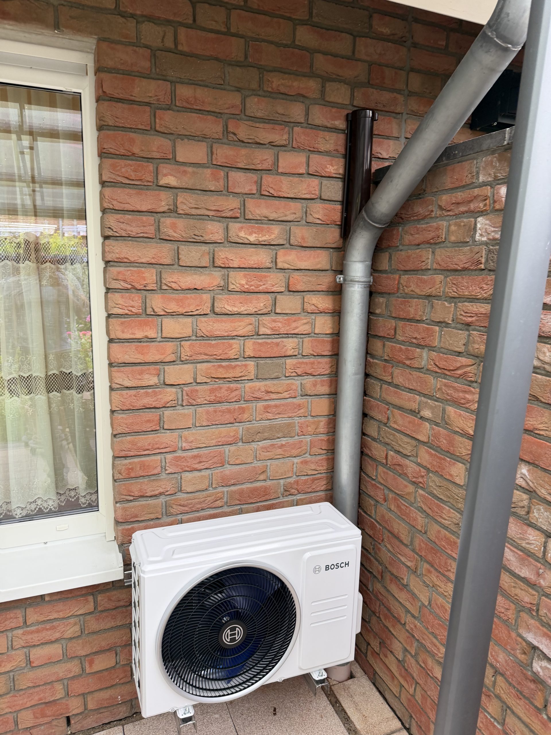 Bilatu Klima Projekt – Außengerät neben dem Fenster